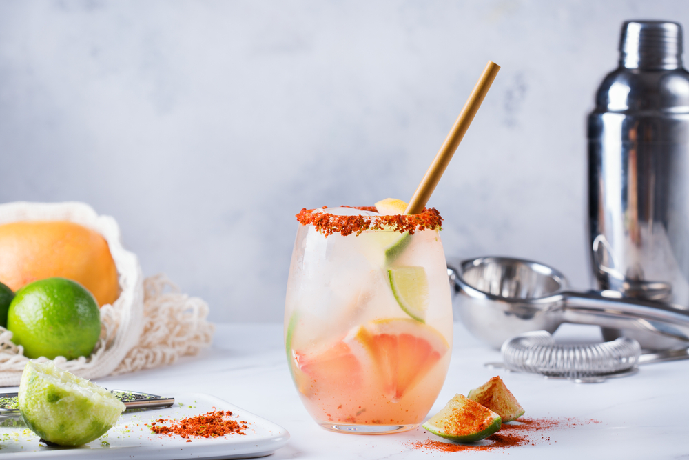 Mezcal,Or,Mescal,Paloma,Cocktail,With,Grapefruit,And,Seltzer,Water