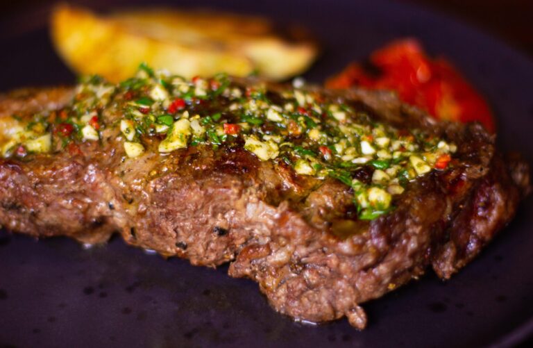 Argentine,Barbeque,Steak,With,Chimichurri,,Potatoes,And,Grilled,Vegetables