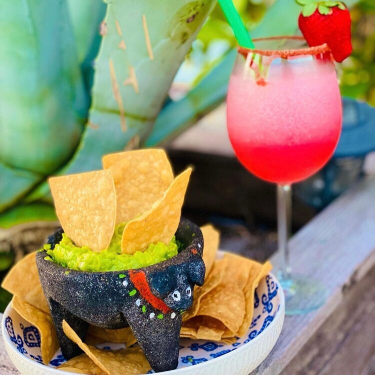 La Valentina Mexican Kitchen - Guacamole and margarita