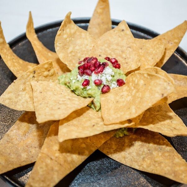 Manchamanteles - Chips and guacamole