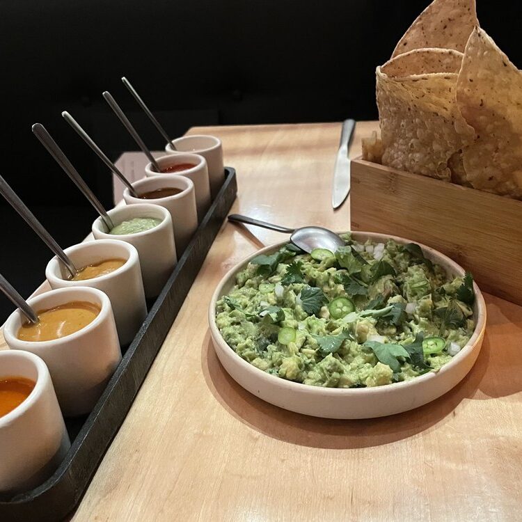 Fresh Guacamole, Flight of sauces and tortilla chips