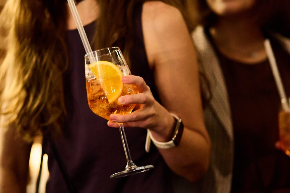 Elegant,Woman,Holding,Cocktail,At,Nightclub