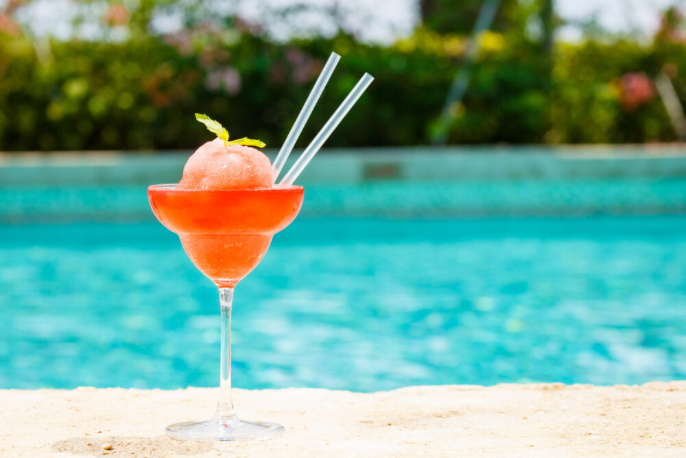 Frozen,Strawberry,Margarita,Cocktail,At,The,Edge,Of,A,Resort