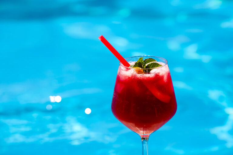 Cold,Red,Cocktail,Near,The,Swimming,Pool